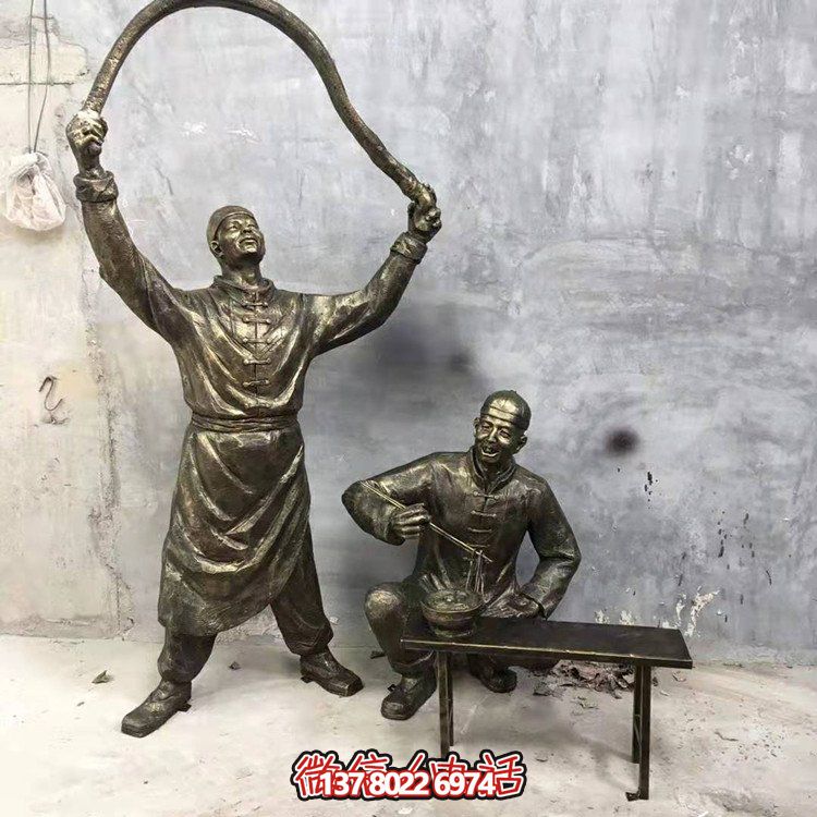 仿銅人物雕塑，裝點現代城市街道