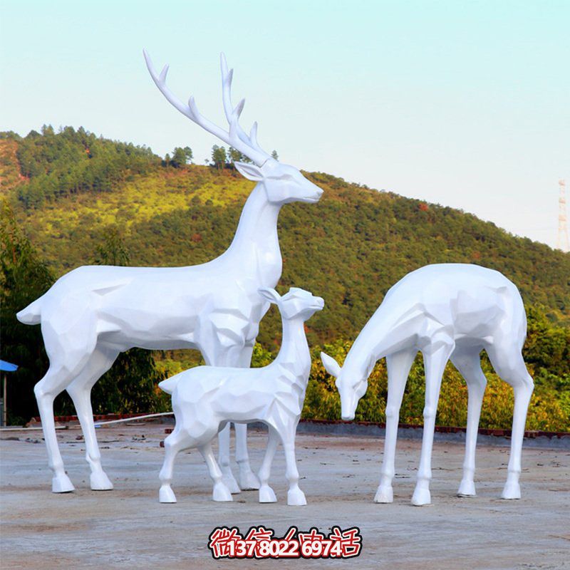 玻璃鋼梅花鹿雕塑，讓一家三口在公園戶外玩耍