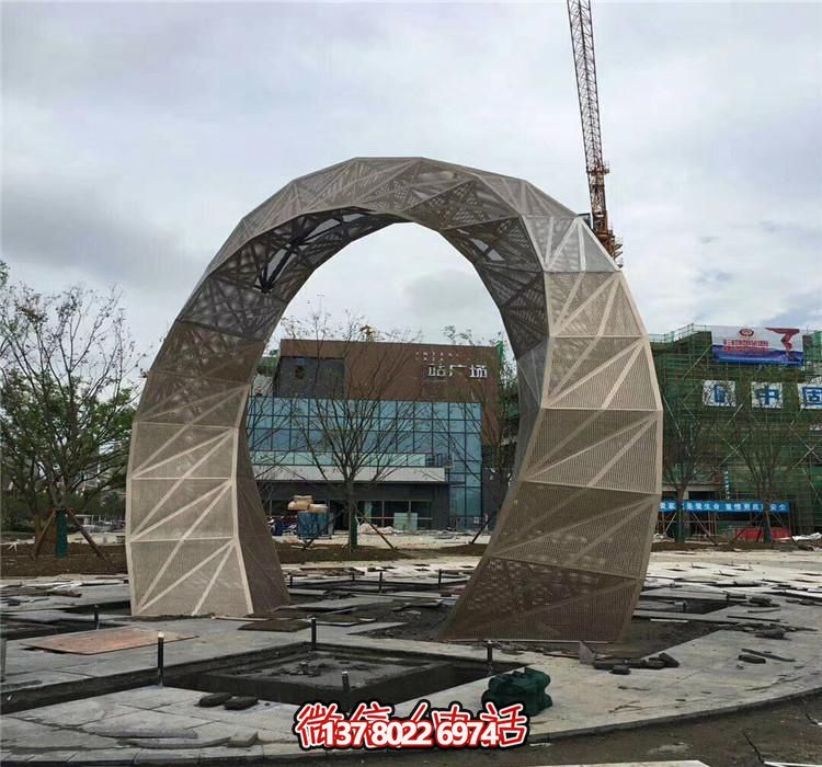 不銹鋼網(wǎng)格拱門雕塑，點(diǎn)綴廣場(chǎng)