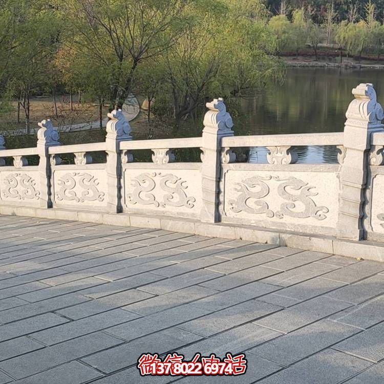 精美青石浮雕石拱橋裝飾，營造舒適安全的公園氛圍
