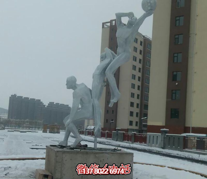 不銹鋼網(wǎng)格籃球場(chǎng)擺放雕塑，為小區(qū)廣場(chǎng)增添創(chuàng)意色彩