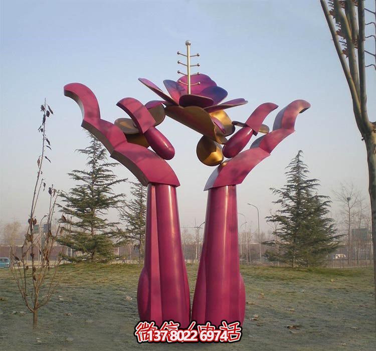 不銹鋼雕塑——用手捧花朵，點綴公園抽象美