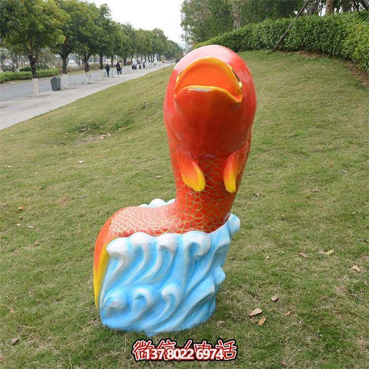 卡通玻璃鋼鯉魚雕塑，點綴游樂園園林