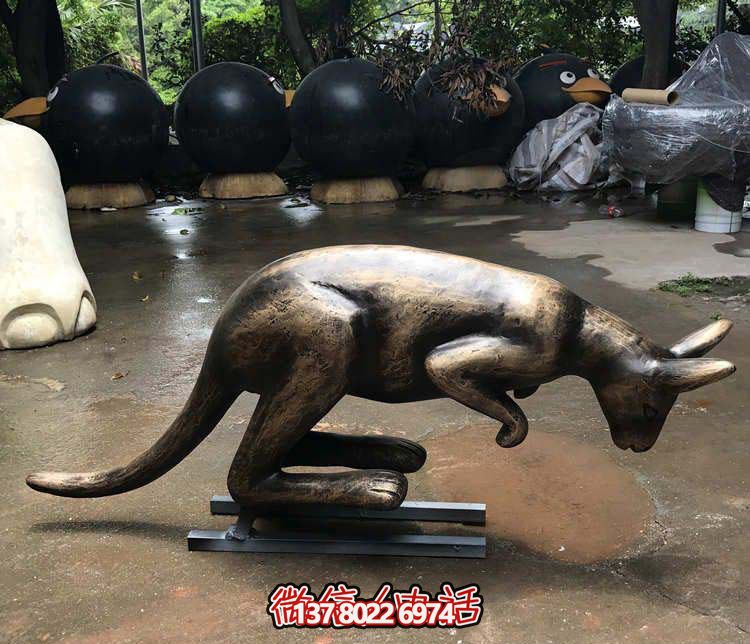不銹鋼袋鼠雕塑，擺放于大型廣場(chǎng)