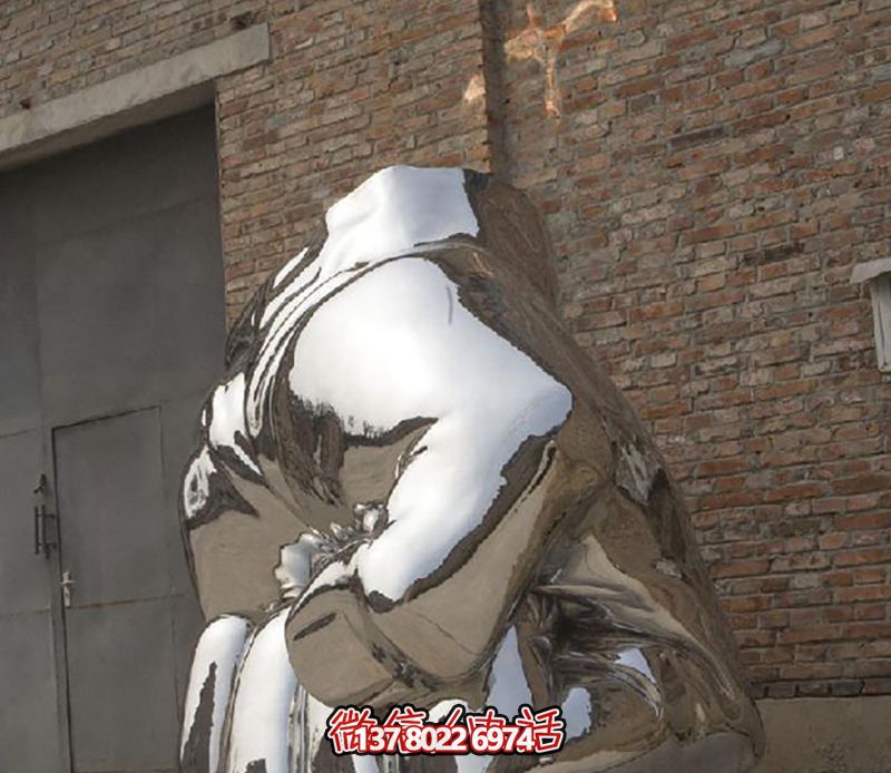 不銹鋼拳頭雕塑，為城市廣場(chǎng)增添力量與鏡面光彩