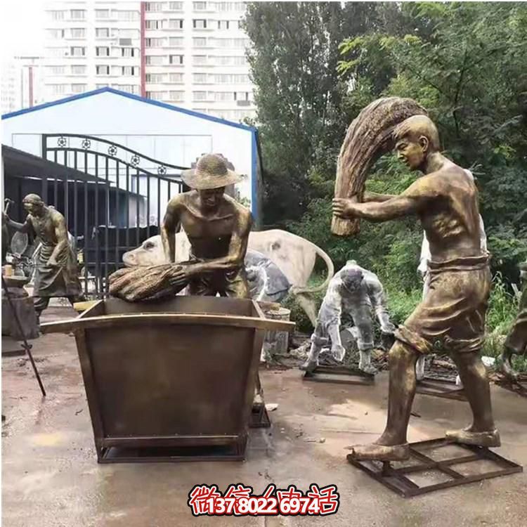 玻璃鋼仿銅農(nóng)耕人物雕塑，美化戶外景區(qū)