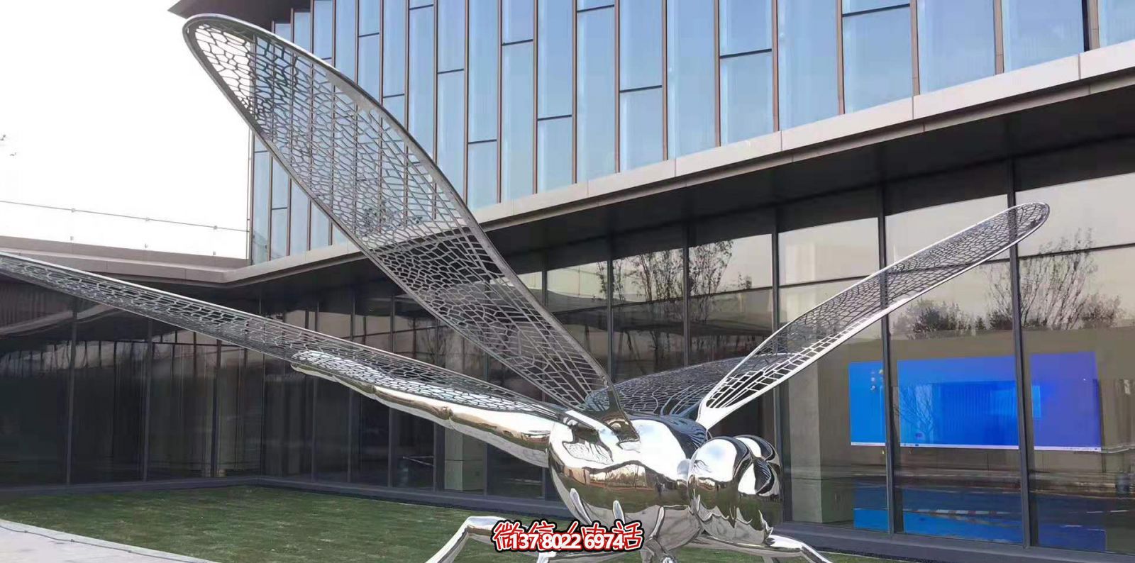不銹鋼蜻蜓雕塑，鏡面反射大學(xué)花園抽象風(fēng)格
