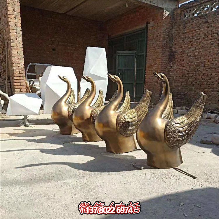 仿銅噴水雕塑，玻璃鋼景觀天鵝水池，為廣場園林擺放