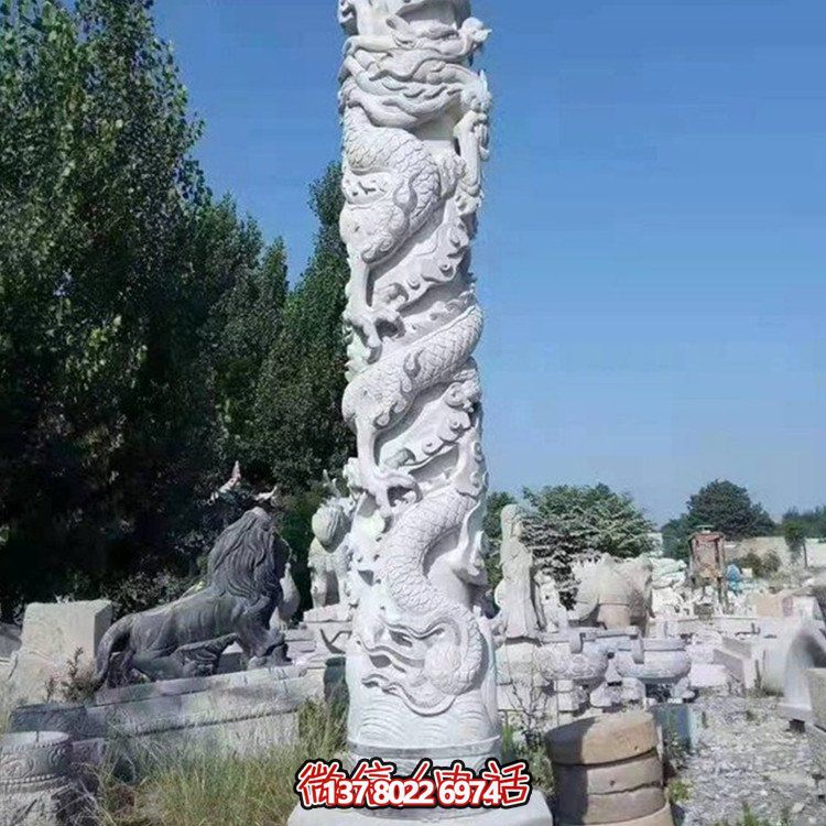 仿古石雕龍柱雕塑，為廣場增添古典魅力