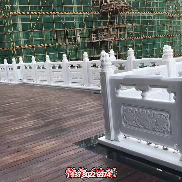 絢麗多彩的防護(hù)欄桿，為河道升旗臺打造夢幻般的園林雕塑