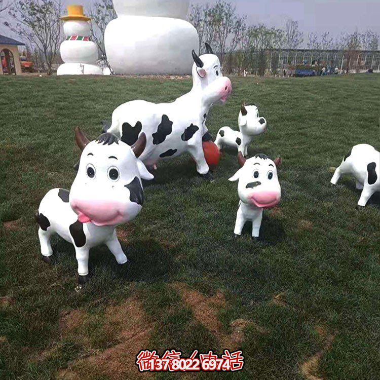 可愛小奶牛玻璃鋼雕塑，為戶外園林景觀增添獨特魅力