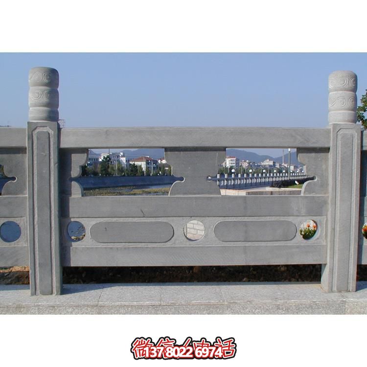 青石雕刻欄桿欄板，點綴美麗河道