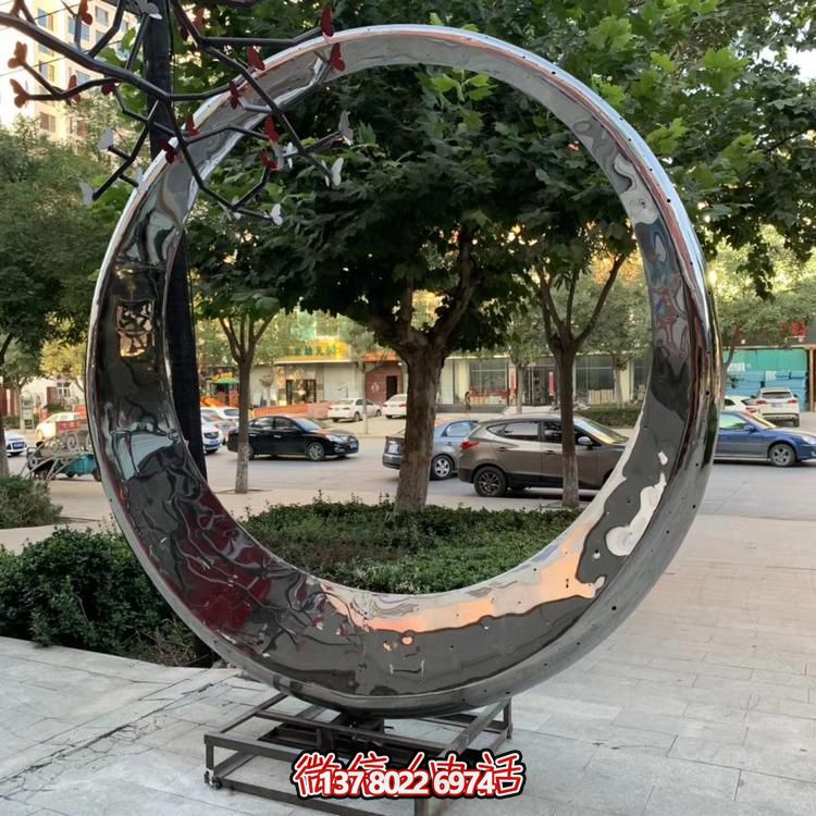 高級不銹鋼鏡面拋光圓環(huán)噴泉，為酒店會所戶外景觀雕塑增添絢麗色彩