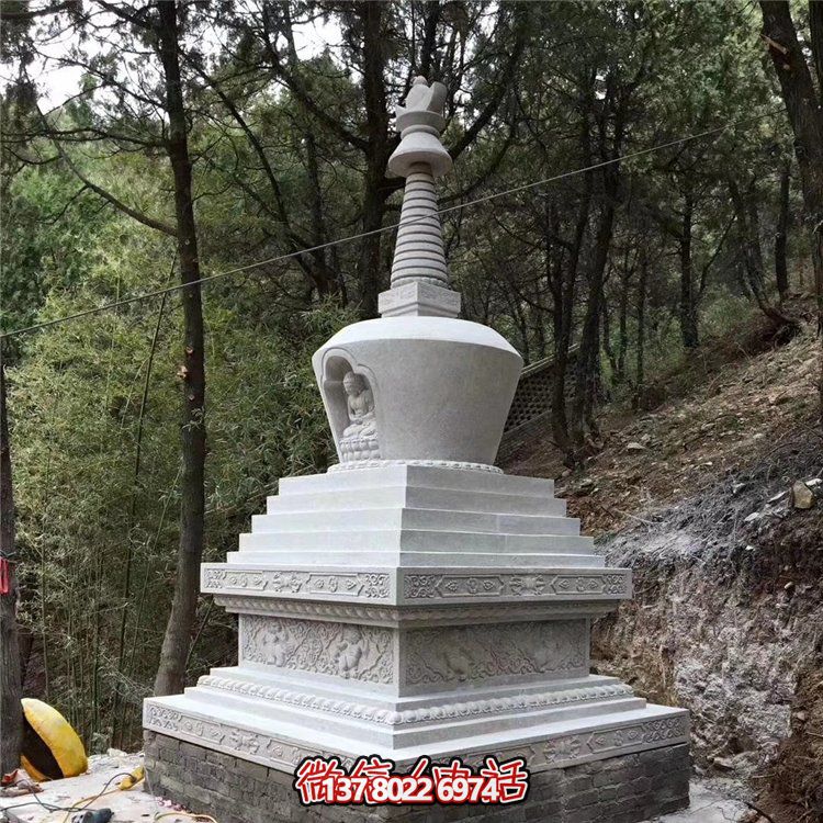 古老漢白玉石雕舍利塔，紀念古代寺廟的傳統(tǒng)藝術(shù)