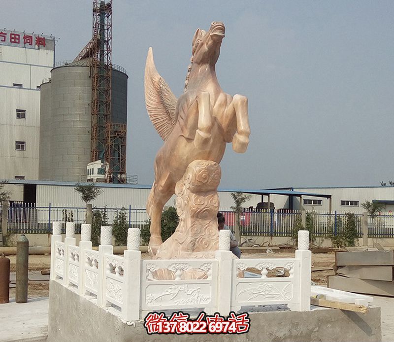 飛馬石雕創(chuàng)意雕塑，點(diǎn)綴廣場上的黃蠟石