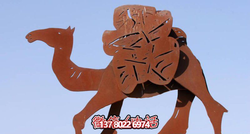 不銹鋼駱駝剪紙雕塑，點綴街道邊行走