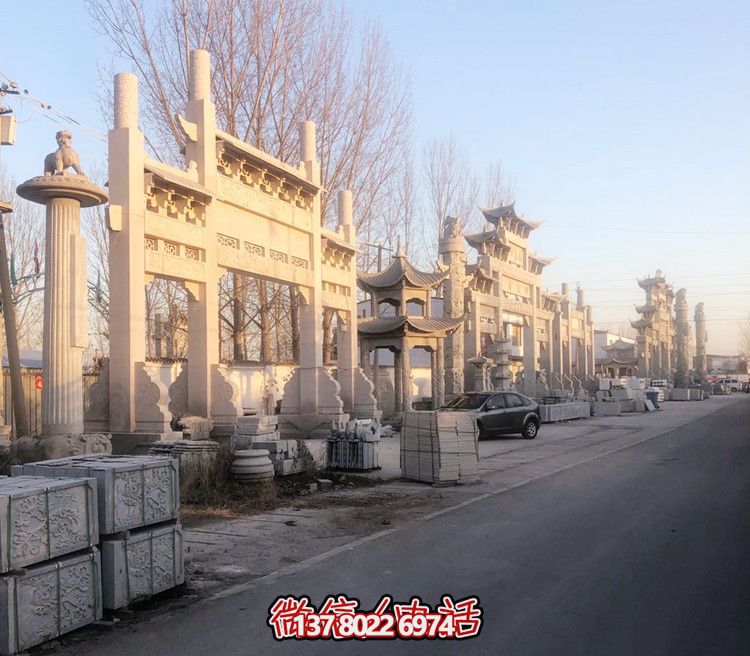 大理石門牌樓，點(diǎn)綴村莊入口