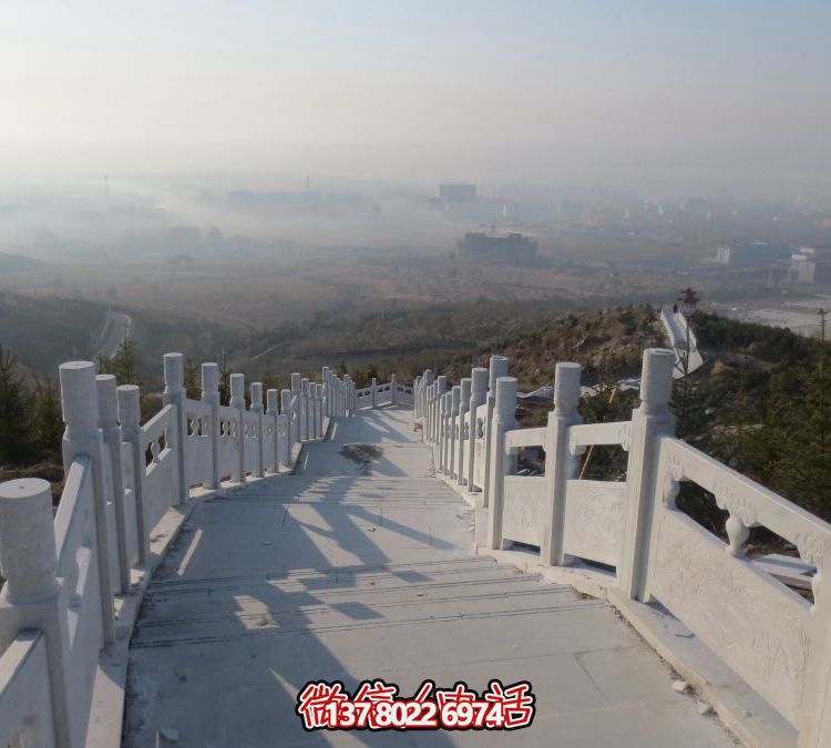 精致石雕護(hù)欄，漢白玉青石欄板點(diǎn)綴天然風(fēng)情