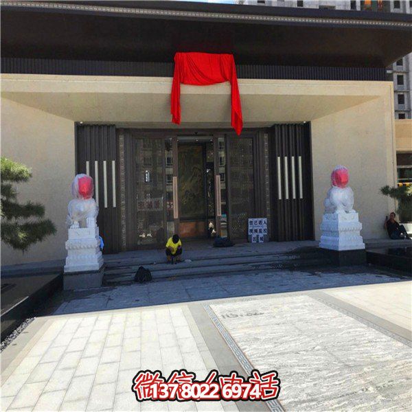 精美大型漢白玉石獅子雕刻門(mén)墩，為別墅門(mén)口增添雅致氣息
