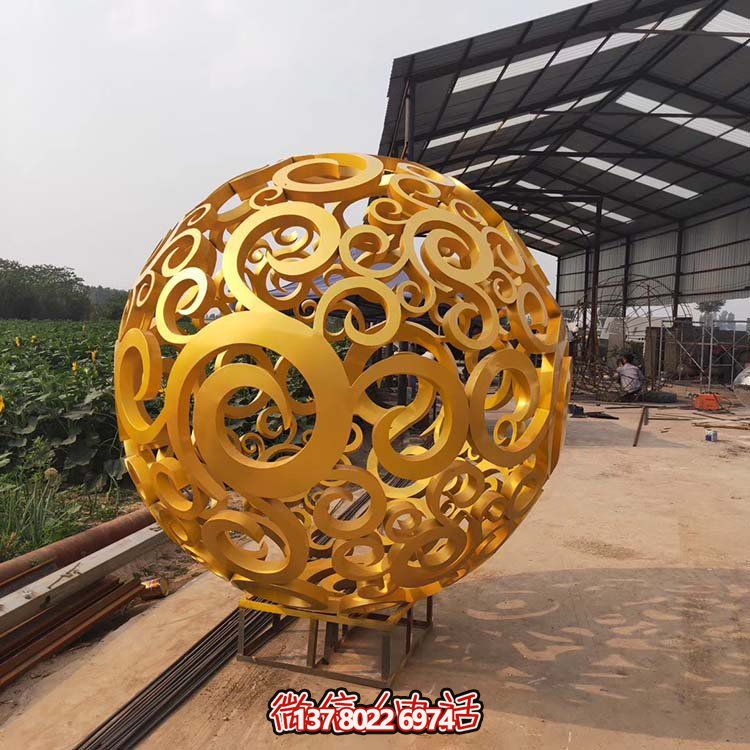 大型不銹鋼鏤空球雕塑，為園林景觀增添靈動(dòng)之美
