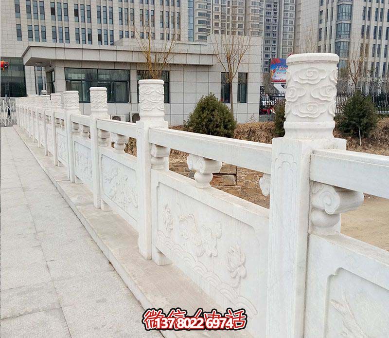 漢白玉鑲嵌欄桿扶手，點(diǎn)綴走廊裝飾，為城市花園添彩