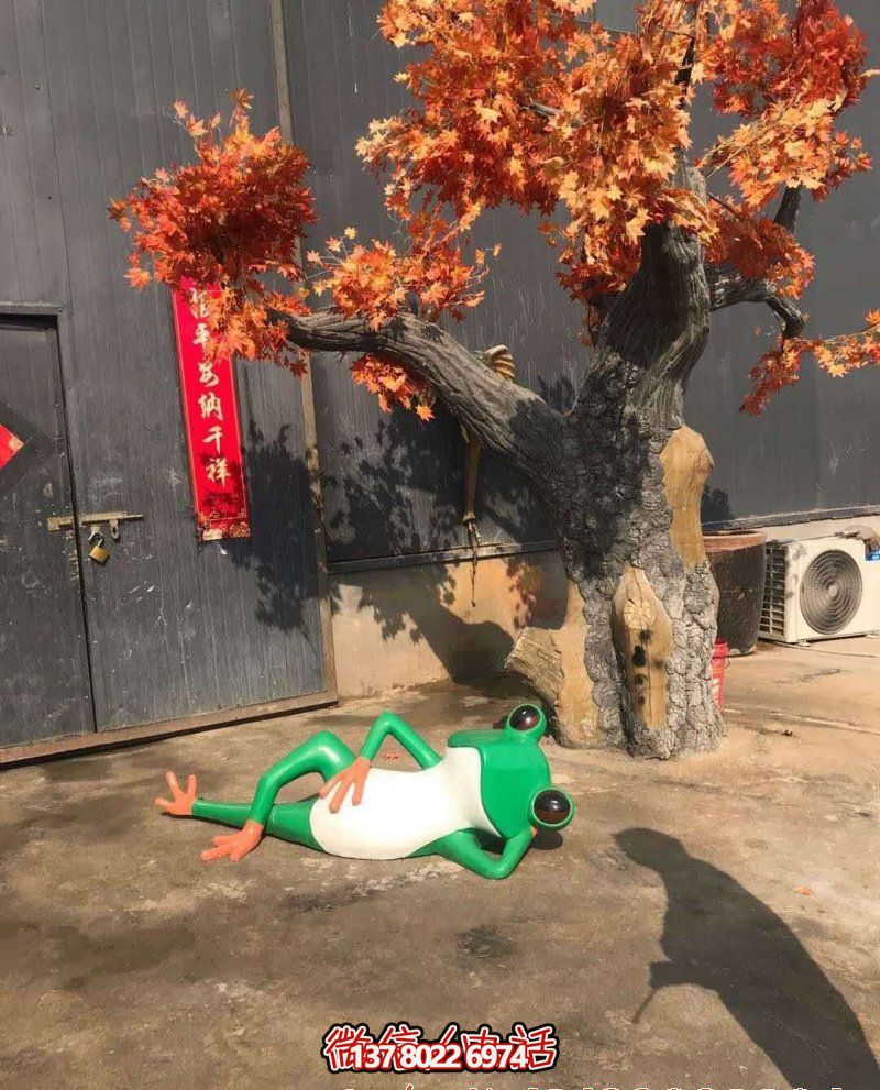 玻璃鋼雕塑躺臥青蛙，給公園增添美感