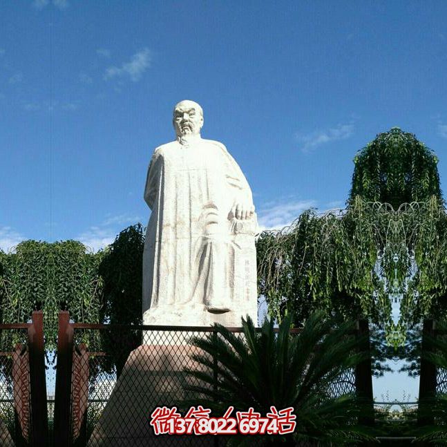 林則徐石雕塑，點(diǎn)綴校園廣場(chǎng)