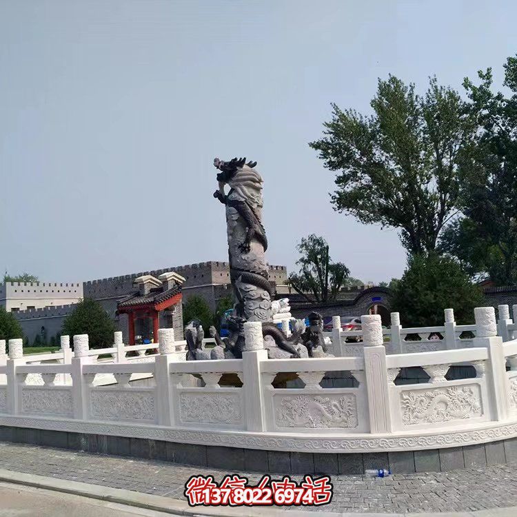 漢白玉石雕欄板，為景區(qū)水池提供防護(hù)及園林裝飾