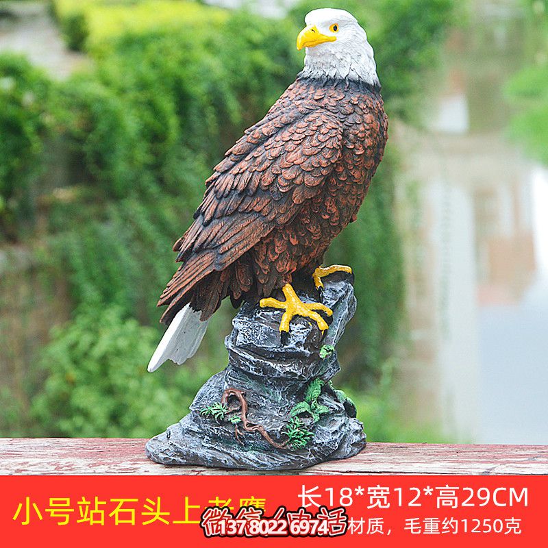 石頭藝術(shù)老鷹雕塑，點綴花園站