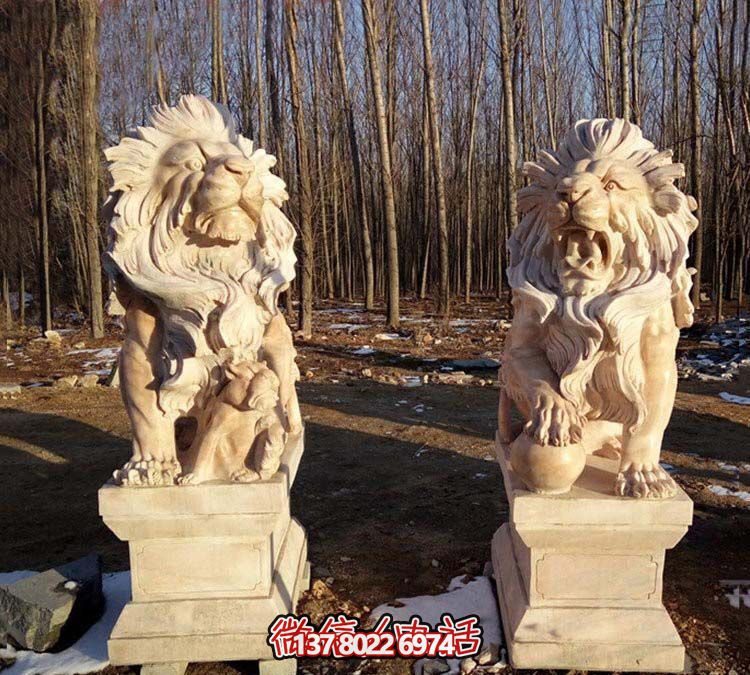 紅色獅子雕塑，欣賞絕美晚霞