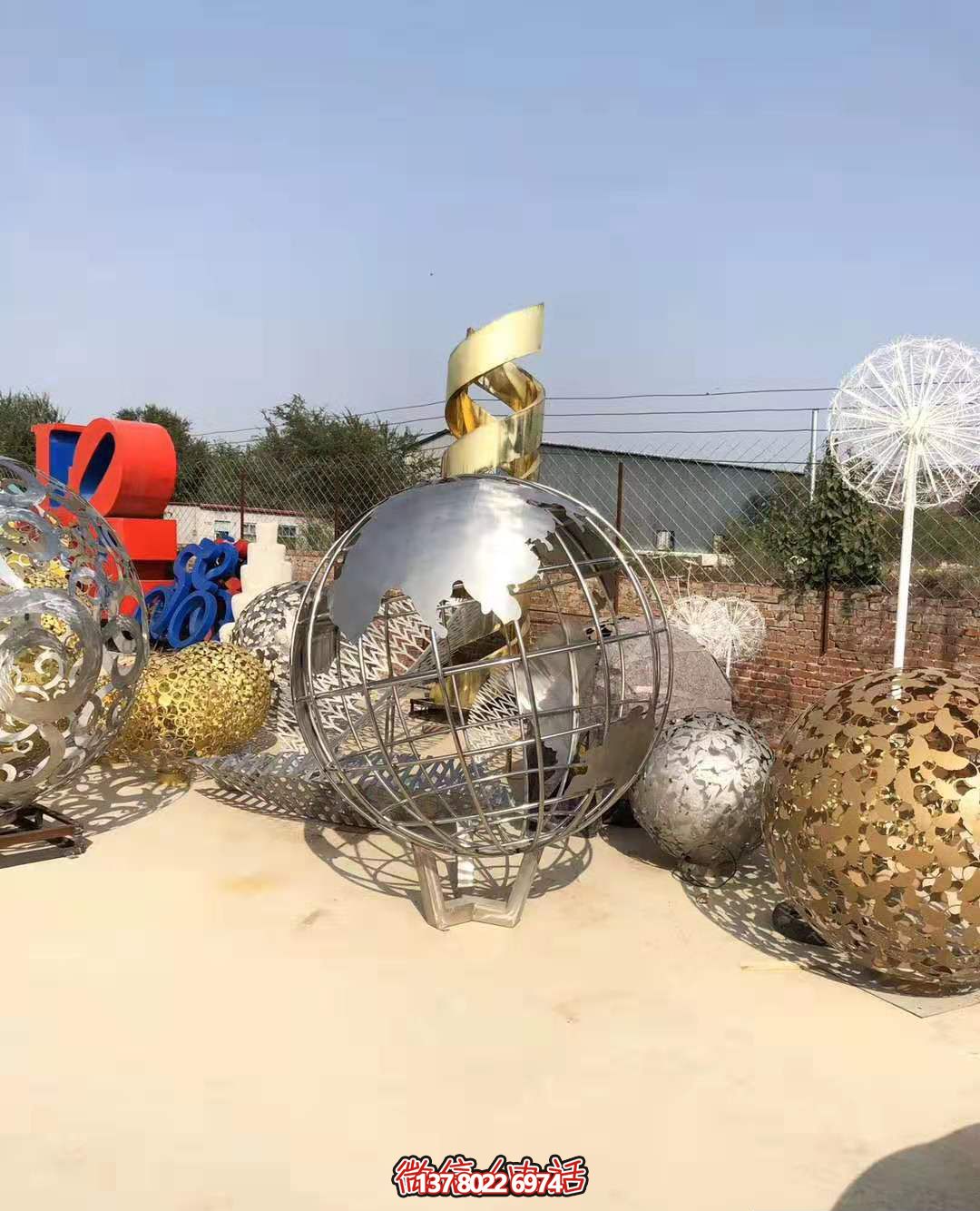 不銹鋼拋光地球儀雕塑，營造公園游樂場氛圍