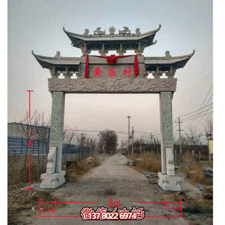 精美青石單門牌坊，點(diǎn)綴村莊門口