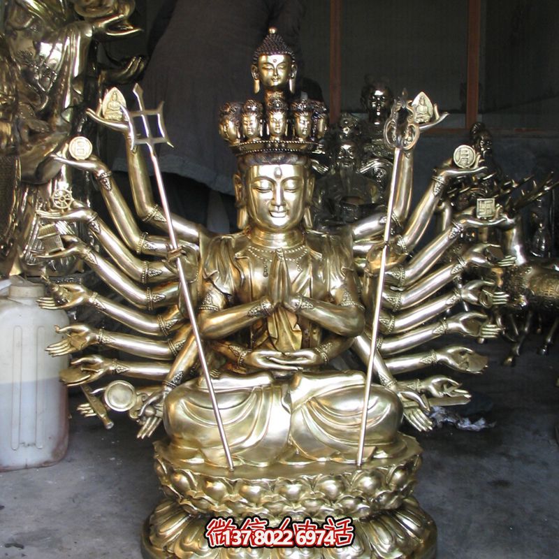鎏金菩薩雕塑，供奉觀音祈福