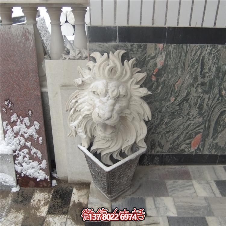 豪華別墅大型紅石獅子雕塑，園林景觀完美呈現(xiàn)
