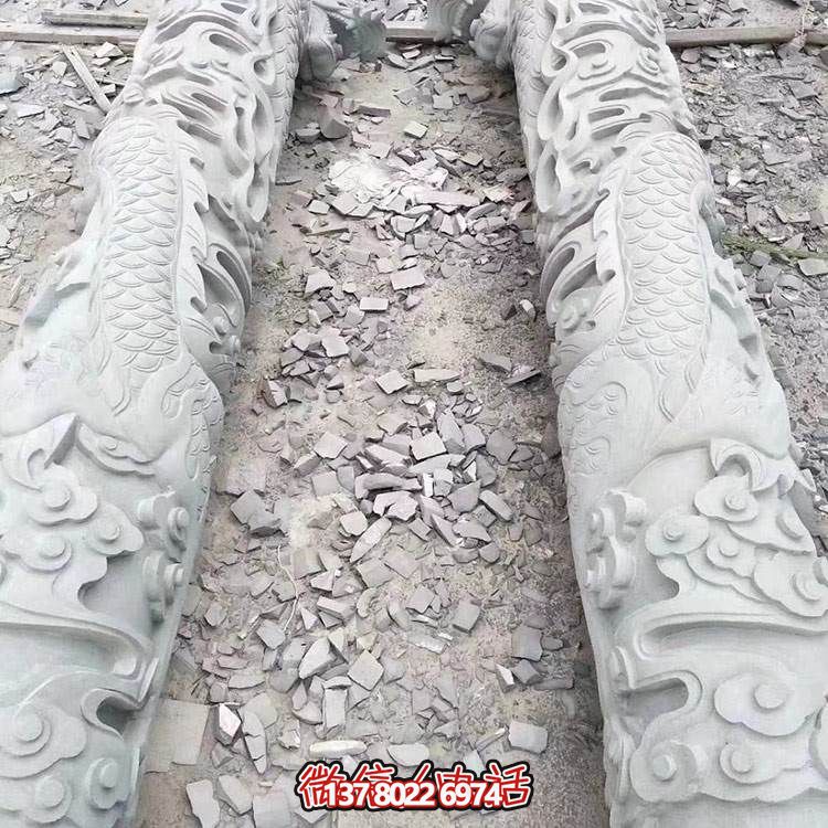 大型石雕龍柱，點綴園林景觀