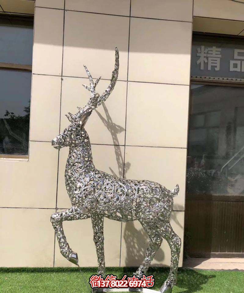 不銹鋼梅花鹿雕塑，走出別墅的美
