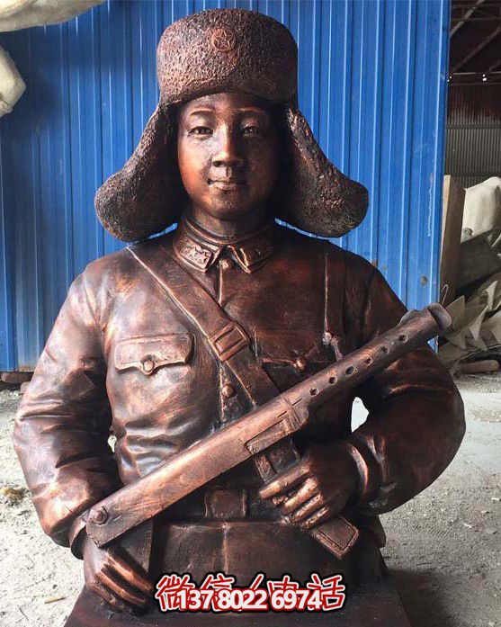 不銹鋼仿銅雷鋒持槍雕塑，現(xiàn)代雷鋒屹立于戶外景區(qū)
