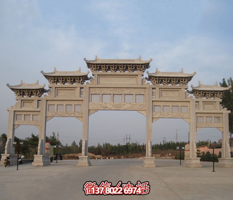 精美大型鏤空牌樓石雕，為公園廣場增添美麗色彩