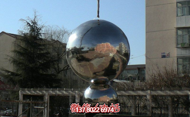 不銹鋼球體雕塑，鏡面反光，室外裝點(diǎn)美化