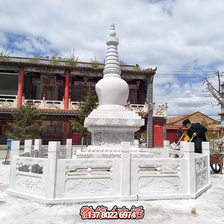 大型石雕舍利塔，宗教寺廟裝置