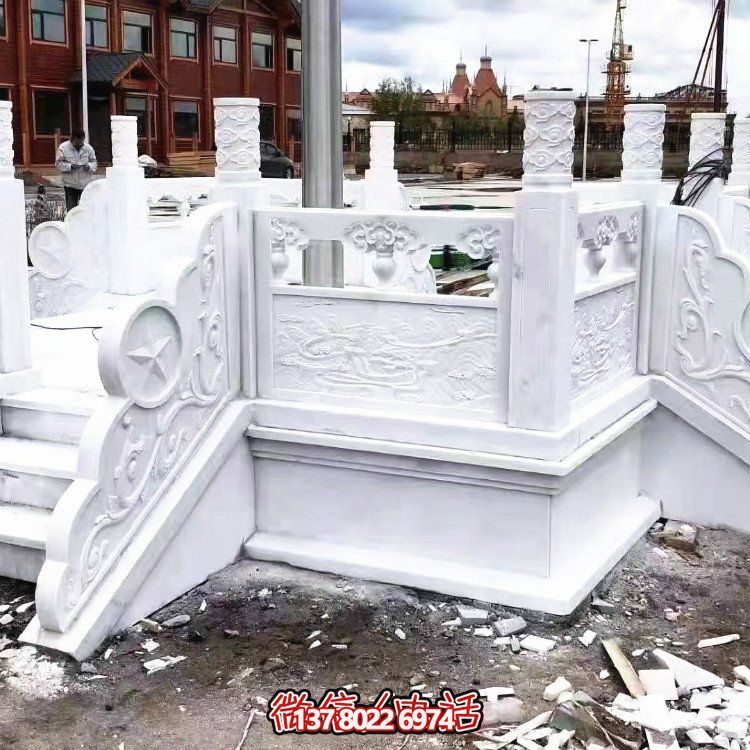 漢白玉升旗臺，做工精美，安全防護欄桿