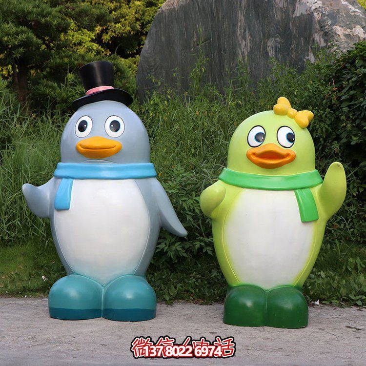 玻璃鋼彩繪企鵝景觀公仔，為幼兒園戶外擺件