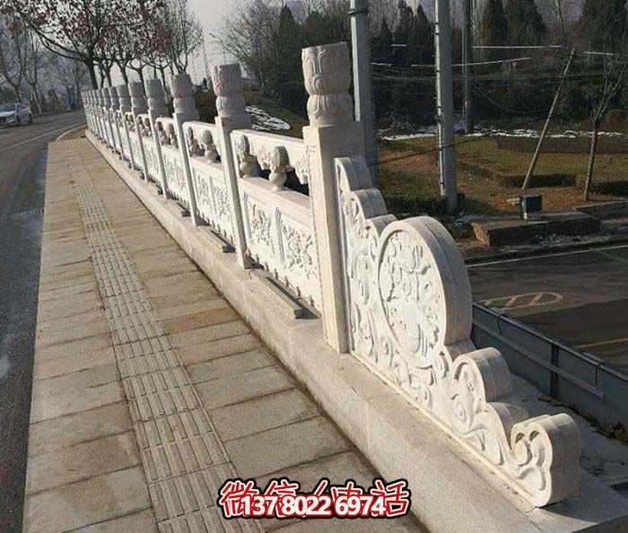 現(xiàn)代城市綠化防護欄桿，融入自然元素的花崗巖石雕