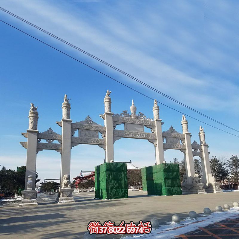 新款漢白玉牌坊，美觀而古樸的石六柱，為寺院和景區(qū)增添靈氣