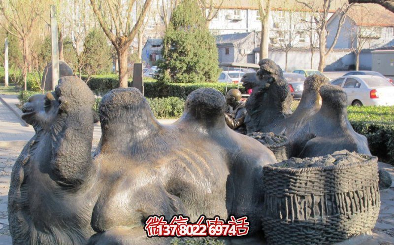 玻璃鋼駱駝雕塑，欣賞公園里歪頭看玻璃創(chuàng)意
