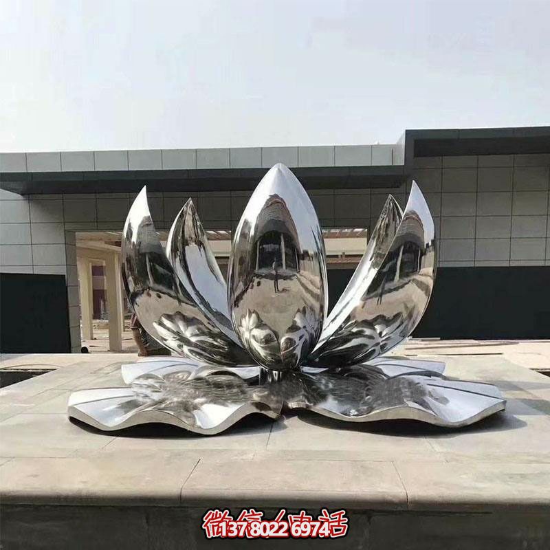 大型不銹鋼蓮花雕塑，鏡面反射景觀