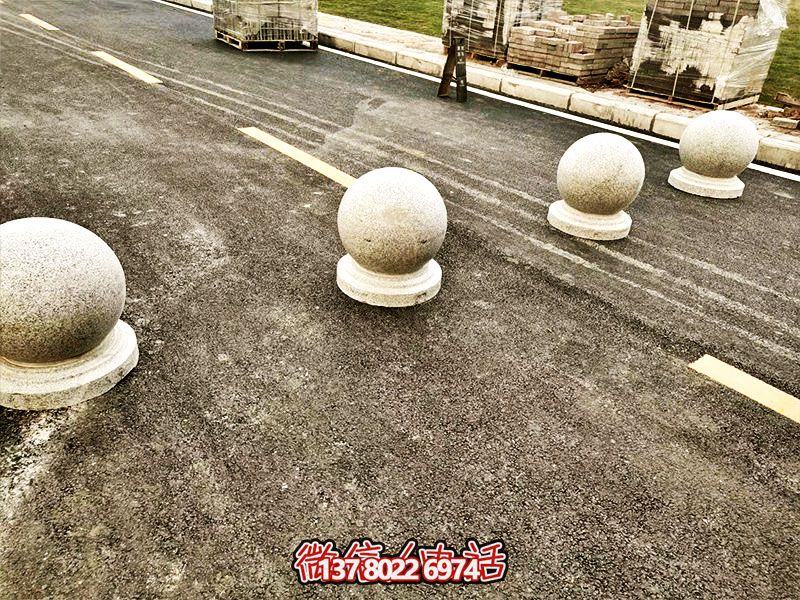 球形路障，為小學(xué)路邊擺放的安全隔離車(chē)