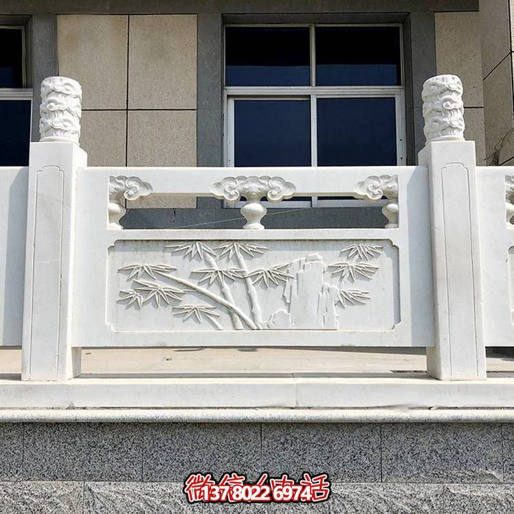精致古典庭院雕飾浮雕石柱、欄桿、欄板，營(yíng)造溫馨園林