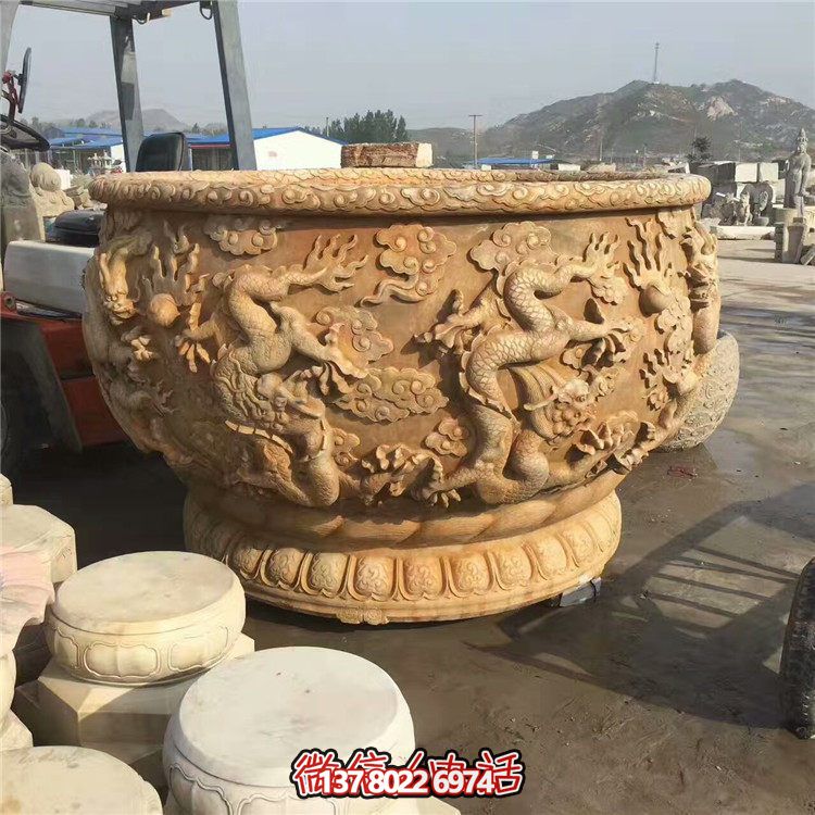 傳統(tǒng)水缸，絢麗多彩的雙龍戲紋