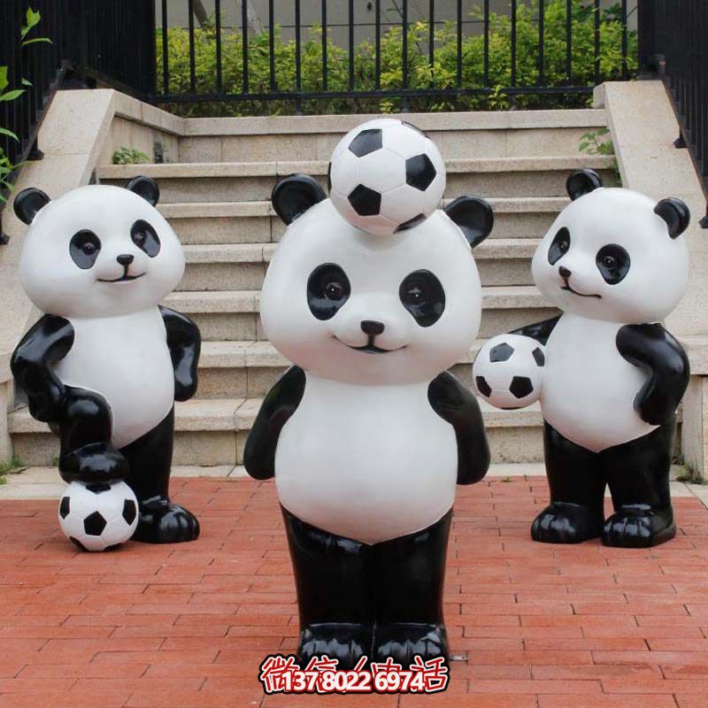 可愛熊貓雕塑，擺放玻璃鋼足球，為庭院添彩